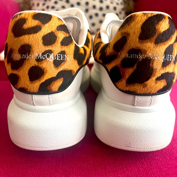 Alexander McQueen -Flaunt your high-style with these trendy sneakers - Picture 2 of 7